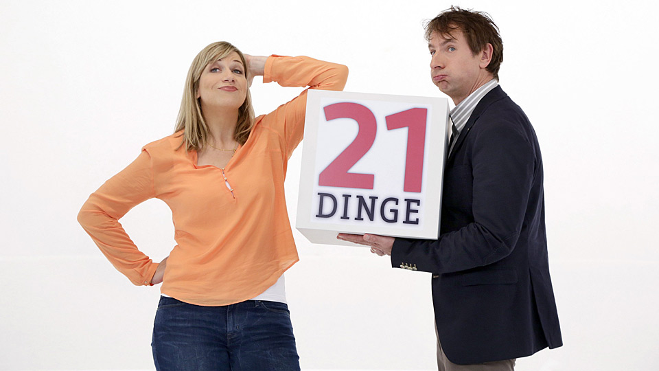 Die Kölner Entertainerin Mirja Regensburg und Komiker Ingolf Lück präsentieren die dreiteilige Reihe "21 Dinge" | Bildquelle: WDR/Wittig Die Kölner Entertainerin Mirja Regensburg und Komiker Ingolf Lück präsentieren die dreiteilige Reihe "21 Dinge"