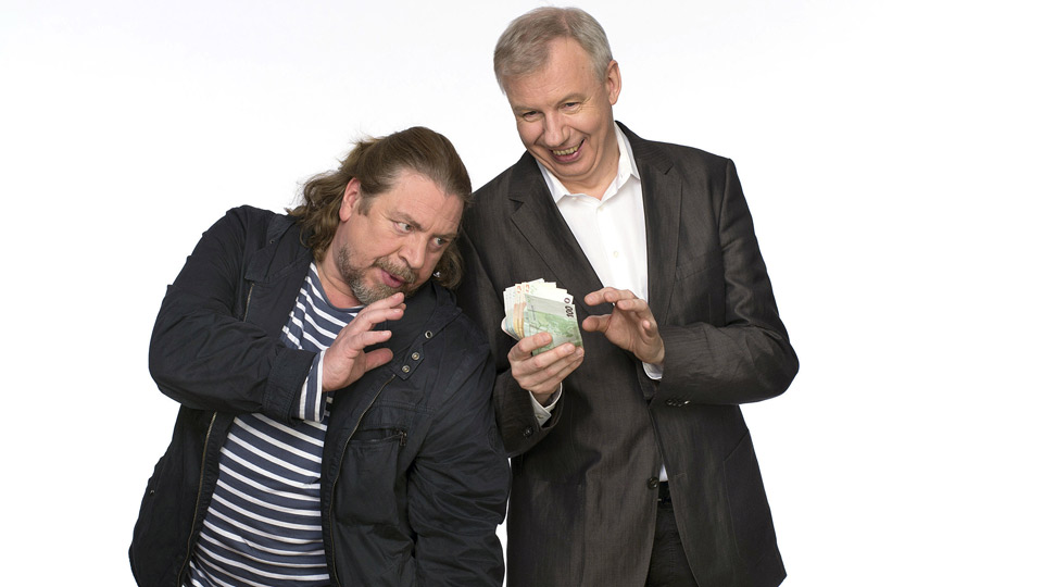 Armin Rohde als arbeitsloser Tierpfleger Günther Kuballa und Ludger Pistor als ausrangierter Herrenoberbekleidungsverkäufer Wolfgang Kretteck begeben sich in "Ein Schnitzel für alle" (Das Erste, 20.11., 20.15 Uhr) auf die Suche nach dem Glück und finden es in den kleinen, alltäglichen Dingen des Lebens ... | Bildquelle: WDR/Jander Armin Rohde als arbeitsloser Tierpfleger Günther Kuballa und Ludger Pistor als ausrangierter Herrenoberbekleidungsverkäufer Wolfgang Kretteck begeben sich in "Ein Schnitzel für alle" (Das Erste, 20.11., 20.15 Uhr) auf die Suche nach dem Glück und finden es in den kleinen, alltäglichen Dingen des Lebens ...