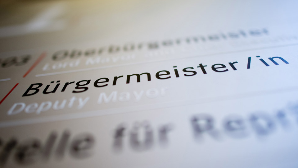 Schriftzug "Bürgermeister" | Bildquelle: dpa Schriftzug "Bürgermeister"