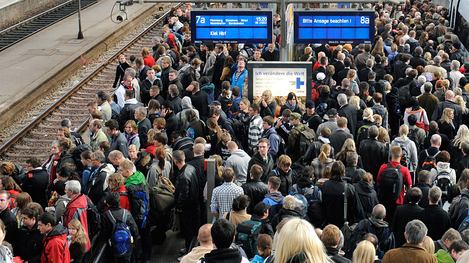 Menschenmassen am Bahngleis | Bildquelle: WDR/dpa/Fabian Bimmer Menschenmassen am Bahngleis