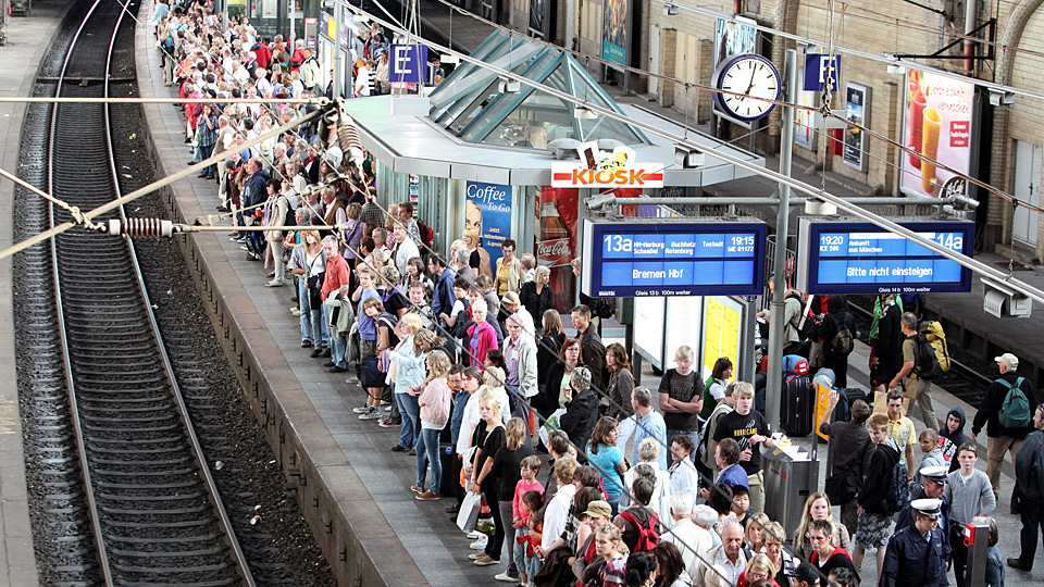 Menschenmassen am Bahngleis | Bildquelle: WDR/dpa/Bodo Marks Menschenmassen am Bahngleis