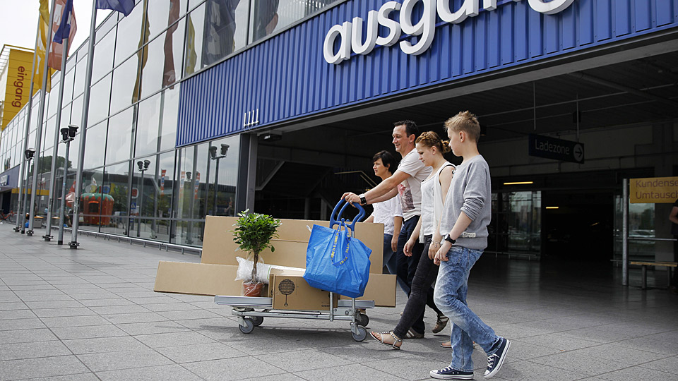 Kunden schieben Einkaufswagen mit Ikea-Ware | Bildquelle: WDR/Thomas Brill Kunden schieben Einkaufswagen mit Ikea-Ware