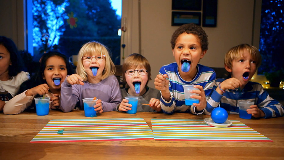 Kinder mit blauen Zungen