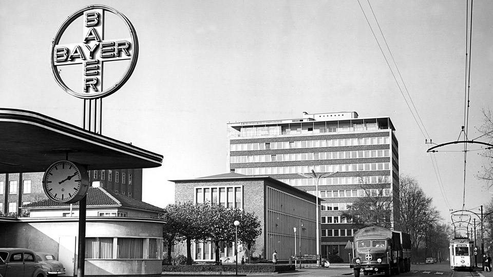 Das Bayerkreuz am Eingang der Bayer AG