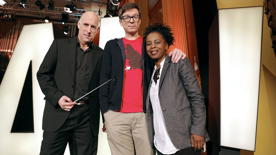 Shary Reeves, Ralph Caspers (M) und dem Dirigenten Arjan Tien | Bildquelle: WDR/Claus Langer Shary Reeves, Ralph Caspers (M) und dem Dirigenten Arjan Tien