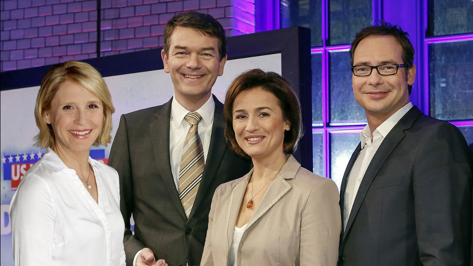 Sandra Maischberger (2.v.r.), Jörg Schönenborn (2.v.l.), Susan Link (l) und Matthias Opdenhövel (r) | Bildquelle: WDR/Herby Sachs/Peter Rigaud/Annika Fußwinkel (M) Sandra Maischberger (2.v.r.), Jörg Schönenborn (2.v.l.), Susan Link (l) und Matthias Opdenhövel (r)