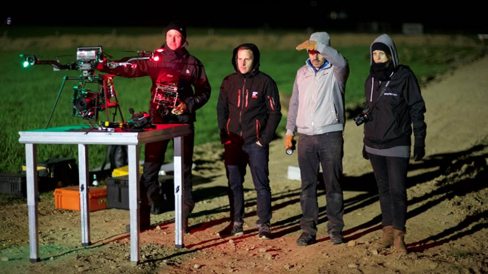 Drohnenpilot: Frank Roos, Drohnenkamera Jan Tegethoff, Produzent/ Regie Jörg Siepmann und Produktionsleitung Regina Jorissen. | Bildquelle: WDR/2pilots Drohnenpilot: Frank Roos, Drohnenkamera Jan Tegethoff, Produzent/ Regie Jörg Siepmann und Produktionsleitung Regina Jorissen.