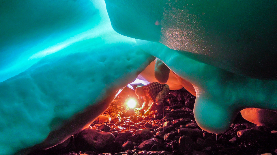 Ein Inuit-Jäger sammelt unter dem Eis Muscheln
