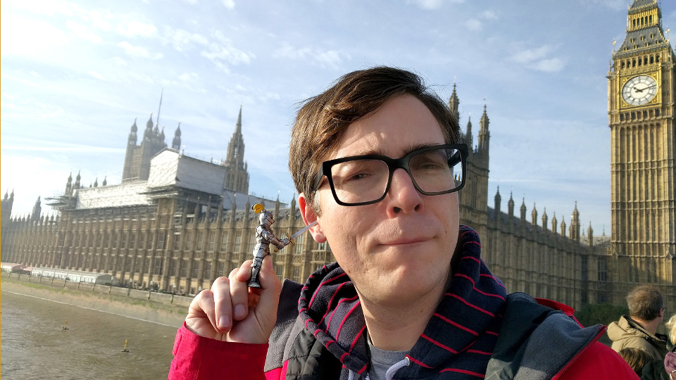 Ralph Caspers in London mit einem Mini-Ritter vor dem Parlament und dem Big Ben.