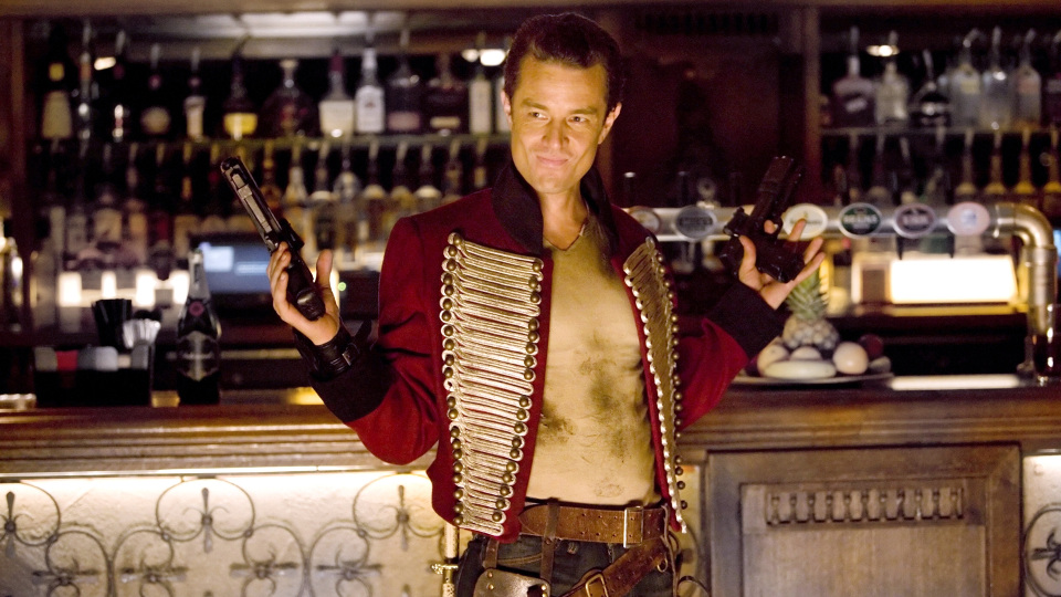 aptain John Hart (James Marsters) mit gezückten Waffen.