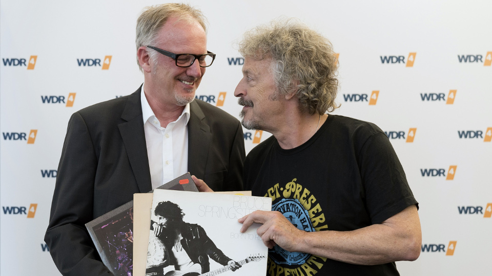 Jochen Rausch (Leiter Breitenprogramme Hörfunk) und Wolfgang Niedecke | Bildquelle: WDR/Herby Sachs Jochen Rausch (Leiter Breitenprogramme Hörfunk) und Wolfgang Niedecke