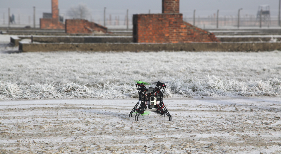 Kamera-Drohne vor dem früheren KZ Birkenau