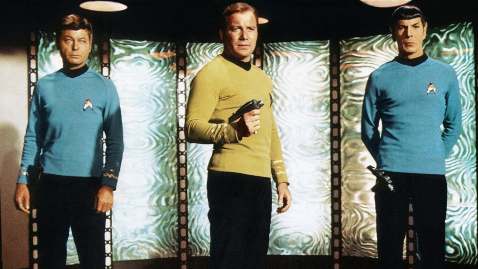 Szenenfoto mit v.l. DeForest Kelley, William Shatner und Leonard Nimoy im Transporterraum