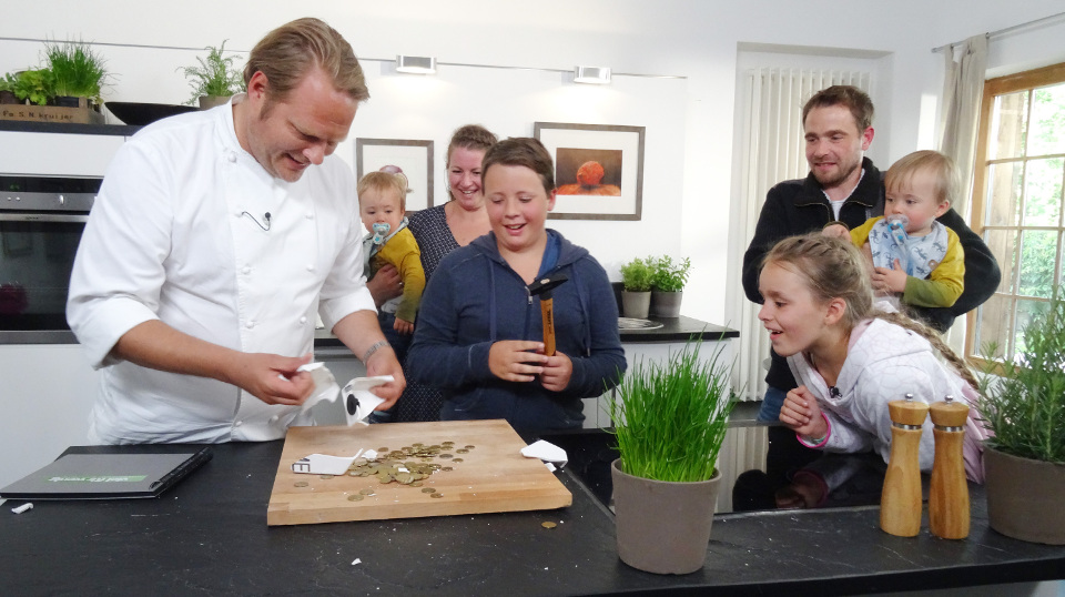 Spitzenkoch Björn Freitag (l) und Familie Birgel | Bildquelle: WDR/SolisTV Spitzenkoch Björn Freitag (l) und Familie Birgel