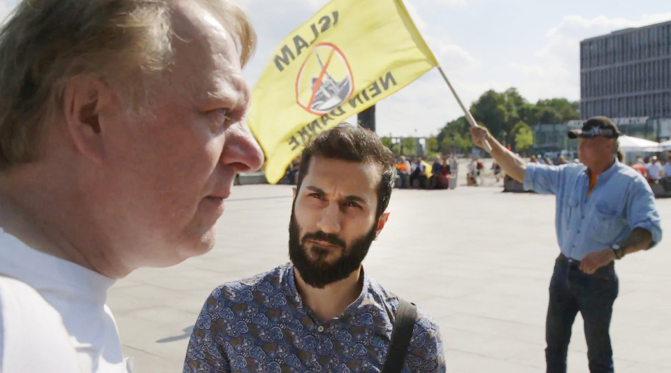 Hassan auf einer Demonstration der PEGIDA-Bewegung.