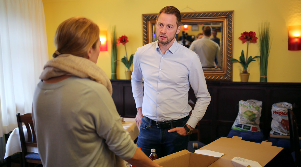 Dieter Könnes (r) und sein Team starten den großen Paketdienst-Test. | Bildquelle: WDR Dieter Könnes (r) und sein Team starten den großen Paketdienst-Test.