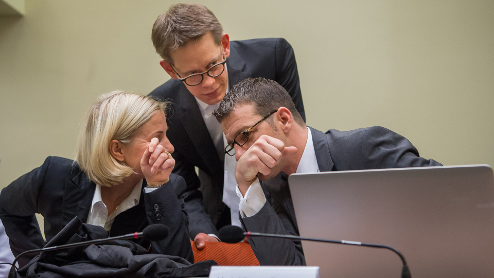 Die drei Anwälte Anja Sturm, Wolfgang Heer und Wolfgang Stahl (r)