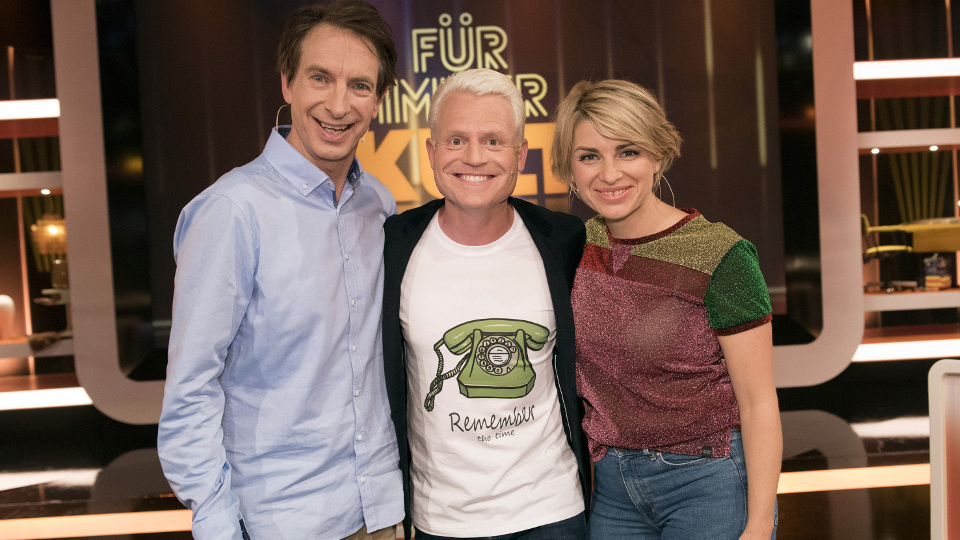 Moderator Guido Cantz (M) mit den Teamcaptains Sabine Heinrich und Ingolf Lück (l). | Bildquelle: WDR/Michael Fehlauer Moderator Guido Cantz (M) mit den Teamcaptains Sabine Heinrich und Ingolf Lück (l).