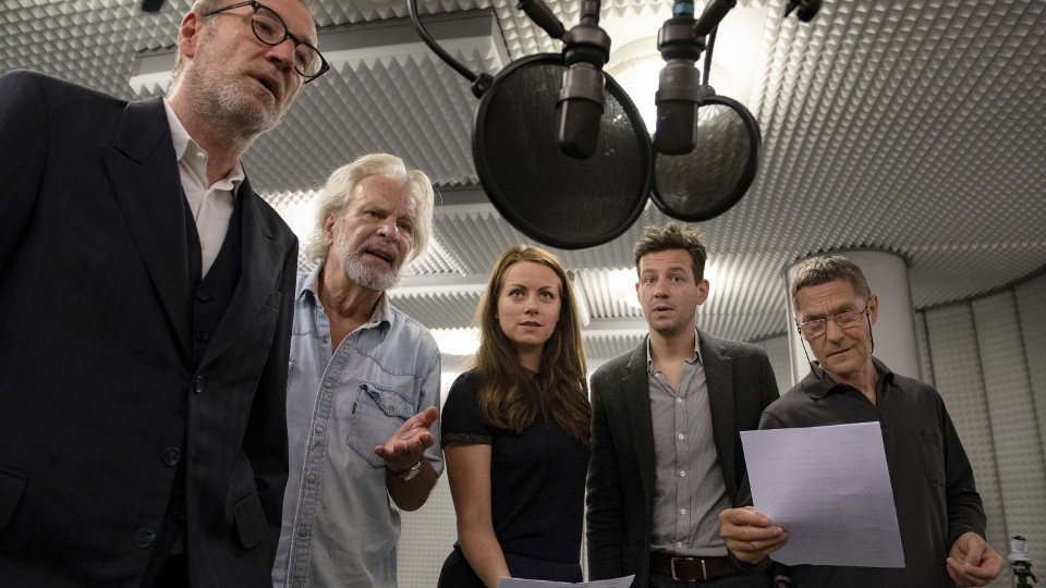Bei den Aufnahmen der Ho rspielserie "Der nasse Fisch" von Radio Bremen, rbb und WDR: Peter Lohmeyer (Wolter), Peter Sattmann (Gennat), Alice Dwyer (Charly Ritter), Ole Lagerpusch (Gereon Rath) und Udo Schenk (Zo rgiebel).