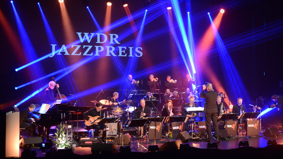Die WDR Big Band spielt unter der Leitung von Ansgar Striepens