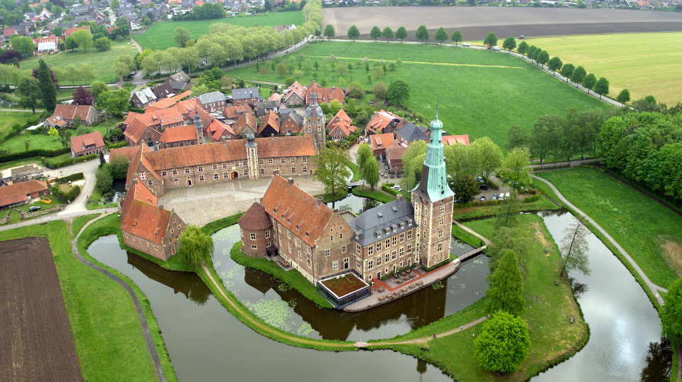 Überblick der prächtigen Gesamtanlage des Wasserschlosses Raesfeld.