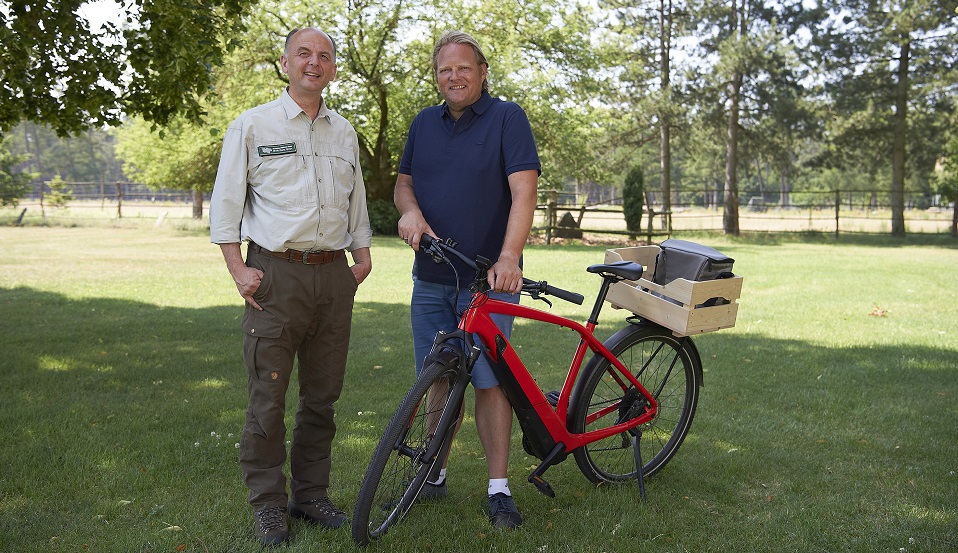Björn Freitag ist mit seinem E-Bike unterwegs rund um Dorsten und trifft in Schermbeck Förster Christoph Beemelmans (l).