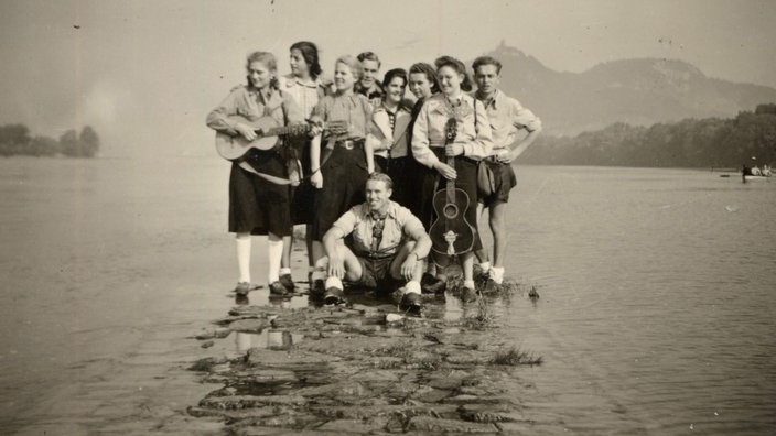 Edelweißpiraten und -piratinnen aus Köln und Leverkusen am Rhein, um 1940.