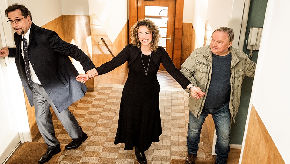 V.l.n.r.: Jan Josef Liefers (Rolle Prof. Karl Friedrich Boerne), Janis Rebecca Rattenni (Regie), Axel Prahl (Rolle Frank Thiel) | Bildquelle: WDR/Bavaria Fiction GmbH/Martin Valentin Menke V.l.n.r.: Jan Josef Liefers (Rolle Prof. Karl Friedrich Boerne), Janis Rebecca Rattenni (Regie), Axel Prahl (Rolle Frank Thiel)