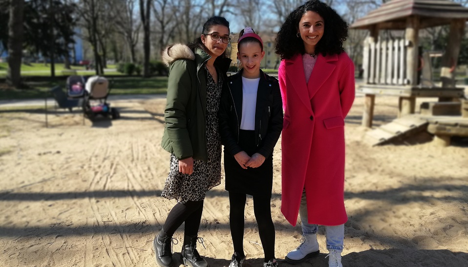 Westpol-Moderatorin Siham El-Maimouni zu Besuch bei Pamela und ihrer zehnjährigen Tochter in Köln. | Bildquelle: WDR/Anne Bielefeld Westpol-Moderatorin Siham El-Maimouni zu Besuch bei Pamela und ihrer zehnjährigen Tochter in Köln.