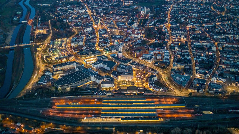 Nacht- Lichter und Beleuchtung Gleisverlauf und Gebäude des Hauptbahnhofes der Deutschen Bahn in Hamm