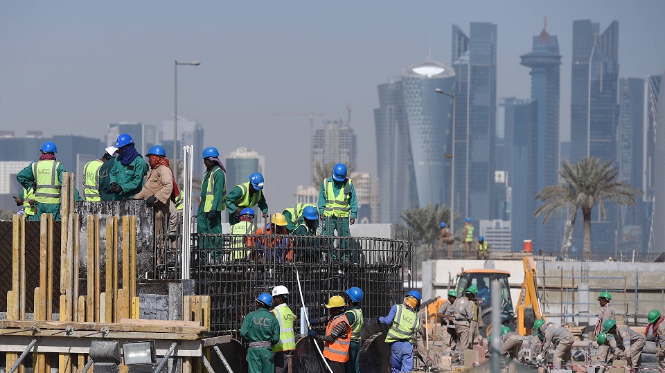 Eine Baustelle vor der Skyline in Doha im Vorfeld der WM 2022 | Bildquelle: WDR/imago/Ulmer Eine Baustelle vor der Skyline in Doha im Vorfeld der WM 2022