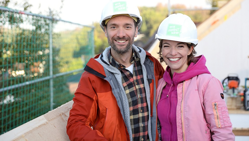 Anna Planken und Daniel Aßmann helfen beim Hausbau. | Bildquelle: WDR/Sagamedia Anna Planken und Daniel Aßmann helfen beim Hausbau.