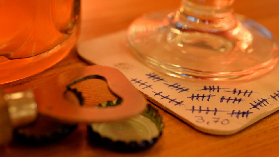 Bierglas auf Bierdeckel mit Strichen für getrunkene Biere. | Bildquelle: picture alliance / Frank May Bierglas auf Bierdeckel mit Strichen für getrunkene Biere.