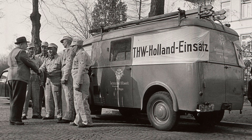 Der erste Auslandseinsatz des Technischen Hilfswerk (THW) in den Niederlanden nach der Sturmflut 1953.
