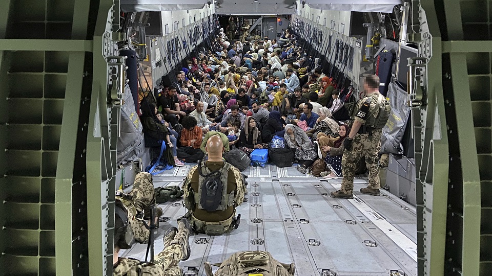 Geflüchtete sitzen in einem Airbus A400M der Bundeswehr.