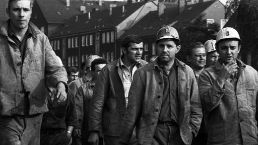 ein schwarzweiß Foto von streikenden Stahlarbeitern in Dortmund 1969 | Bildquelle: picture alliance / Klaus Rose ein schwarzweiß Foto von streikenden Stahlarbeitern in Dortmund 1969
