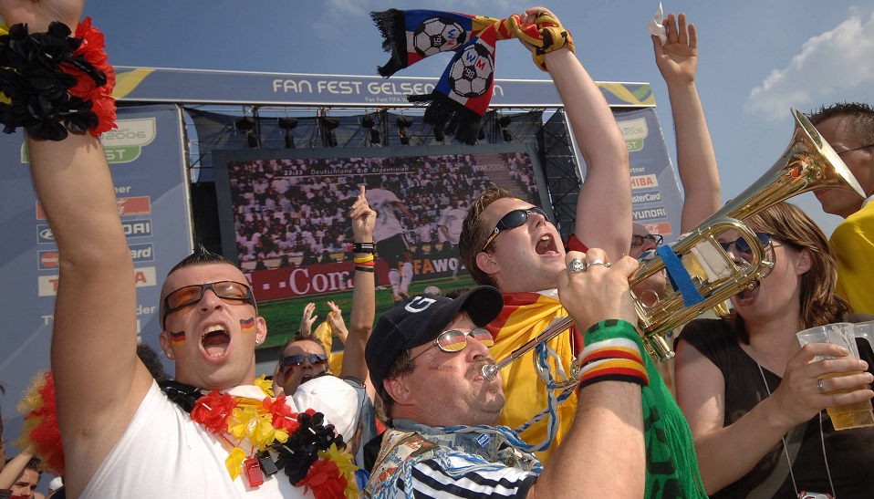 Fans der deutschen Nationalmannschaft feiern.