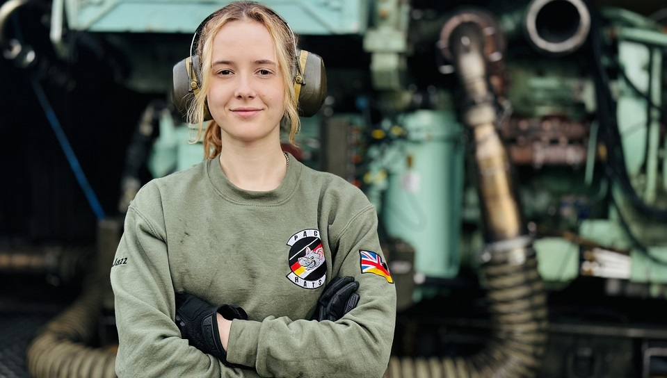 Jasmin ist Zivilangestellte bei den Briten und repariert Panzermotoren. | Bildquelle: WDR/Längengrad Filmproduktion Jasmin ist Zivilangestellte bei den Briten und repariert Panzermotoren.