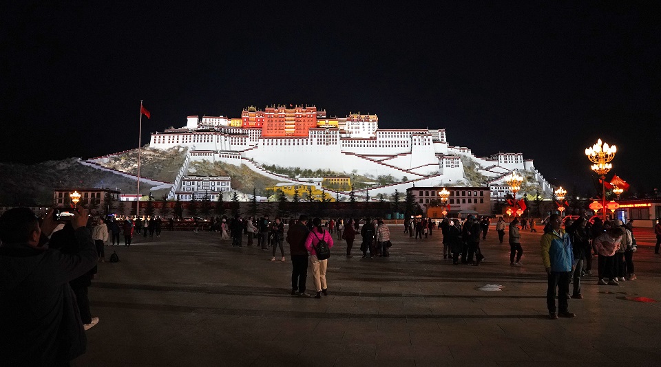 Der Potala-Palast in Lhasa ist die traditionelle Sommerresidenz des rituellen und politischen Führers Tibets im Exil, des Dalai Lama.