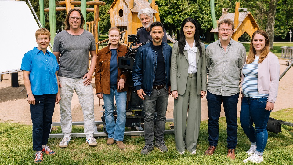 v.l.n.r. Andrea Jedele (Produzentin), Christoph Schnee (Regie), Lina Wendel (als Anne Fuchs), Christoph Krauss (Kamera), Karim Chérif (als Youssef El Kilali), Kotbong Yang (als Dr. Clara Chu), Götz Vogt (Redaktion WDR), Selina Kaiser (Producerin) | Bildquelle: WDR/ARD Degeto Film/Odeonfiction/Martin Rottenkolber v.l.n.r. Andrea Jedele (Produzentin), Christoph Schnee (Regie), Lina Wendel (als Anne Fuchs), Christoph Krauss (Kamera), Karim Chérif (als Youssef El Kilali), Kotbong Yang (als Dr. Clara Chu), Götz Vogt (Redaktion WDR), Selina Kaiser (Producerin)