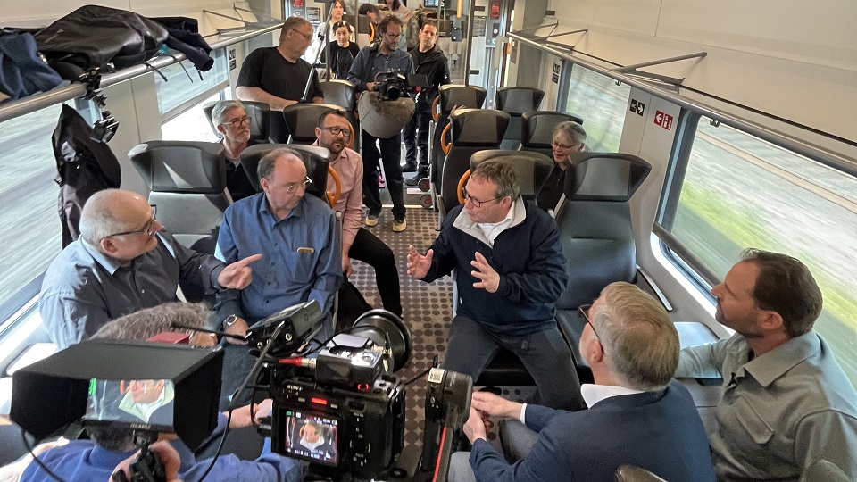 Ein Regionalexpress als TV-Studio: Landesverkehrsminister Oliver Krischer (Grüne) unterwegs mit WDR-Zuschauern im RE4 | Bildquelle: WDR Ein Regionalexpress als TV-Studio: Landesverkehrsminister Oliver Krischer (Grüne) unterwegs mit WDR-Zuschauern im RE4