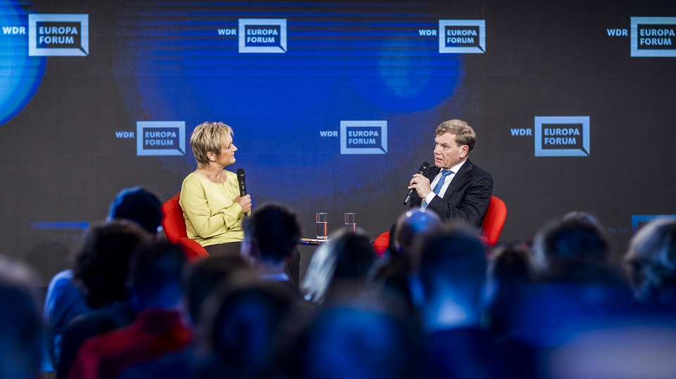 Dr. Johann Wadephul und Moderatorin Ellen Ehni