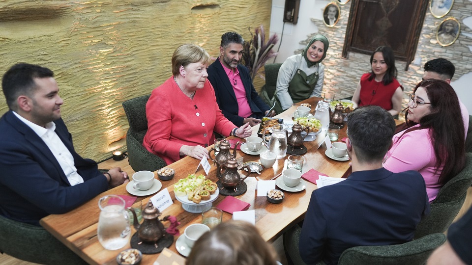 Angela Merkel im Gespräch mit Geflüchteten