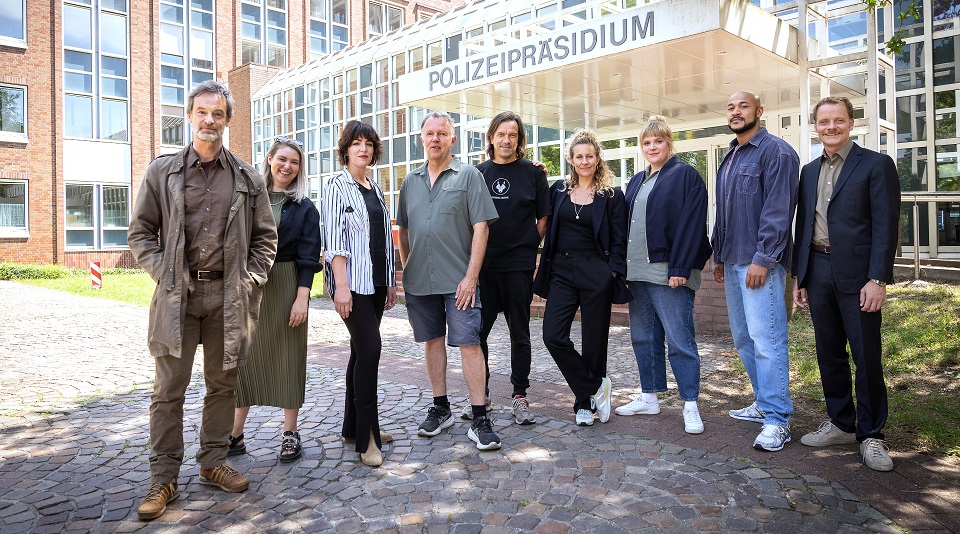 Jörg Hartmannn (Rolle Peter Faber), Alina Strotkamp (Bavaria Fiction), Lucia Staubach (Produzentin Bavaria Fiction), Torsten C. Fischer (Regie), Andreas Köhler (Bildgestaltung), Alessija Lause (Ira Klani ), Stefanie Reinsperger (Rosa Herzog), Malick Bauer (Otto Pösken), Stefan Konarske (Daniel Kossik) | Bildquelle: WDR/Bavaria Fiction/Thomas Kost Jörg Hartmannn (Rolle Peter Faber), Alina Strotkamp (Bavaria Fiction), Lucia Staubach (Produzentin Bavaria Fiction), Torsten C. Fischer (Regie), Andreas Köhler (Bildgestaltung), Alessija Lause (Ira Klani ), Stefanie Reinsperger (Rosa Herzog), Malick Bauer (Otto Pösken), Stefan Konarske (Daniel Kossik)
