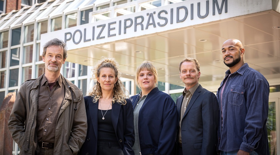 Jörg Hartmann (Rolle Peter Faber), Alessija Lause (Ira Klani ), Stefanie Reinsperger (Rosa Herzog), Stefan Konarske (Daniel Kossik), Malick Bauer (Otto Pösken) | Bildquelle: WDR/Bavaria Fiction/Thomas Kost Jörg Hartmann (Rolle Peter Faber), Alessija Lause (Ira Klani ), Stefanie Reinsperger (Rosa Herzog), Stefan Konarske (Daniel Kossik), Malick Bauer (Otto Pösken)