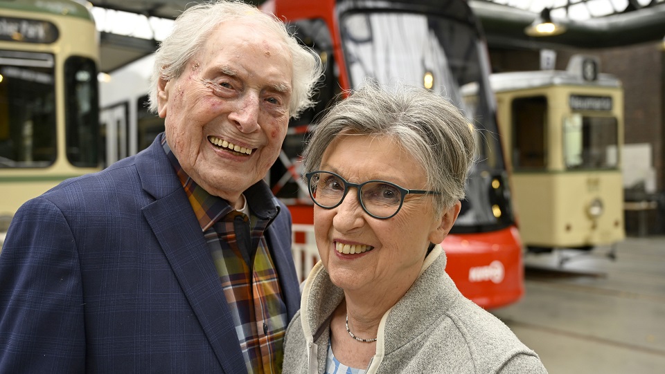 Ludwig Sebus (l) mit seiner Tochter Monika Rück im Straßenbahnmuseum Köln-Thielenbruch. | Bildquelle: WDR/Christoph Simon Ludwig Sebus (l) mit seiner Tochter Monika Rück im Straßenbahnmuseum Köln-Thielenbruch.