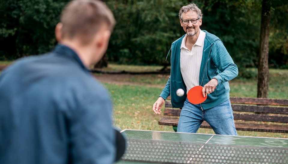 Dr. Eckart von Hirschhausen spielt Tischtennis | Bildquelle: WDR/Taimas Ahangari Dr. Eckart von Hirschhausen spielt Tischtennis