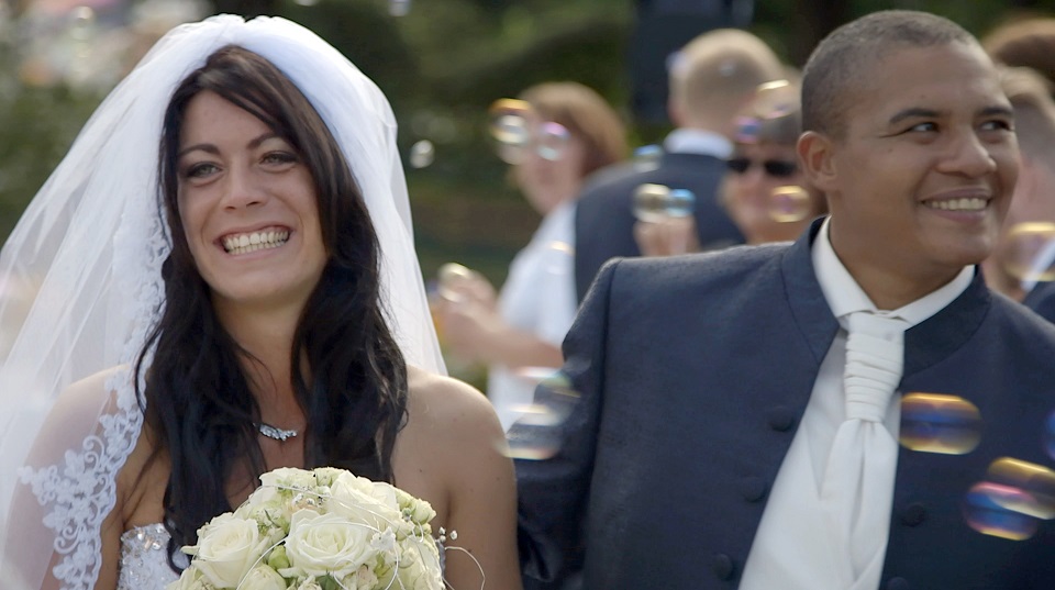 Patty und Sarah feiern Hochzeit.