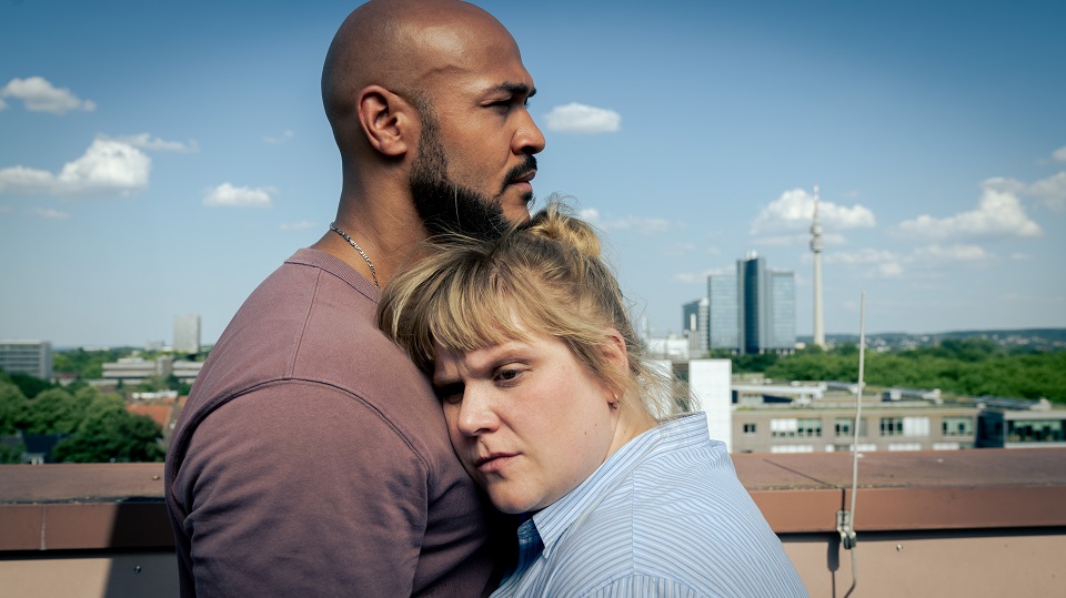 Otto Pösken (Malick Bauer) und Rosa Herzog (Stefanie Reinsperger)