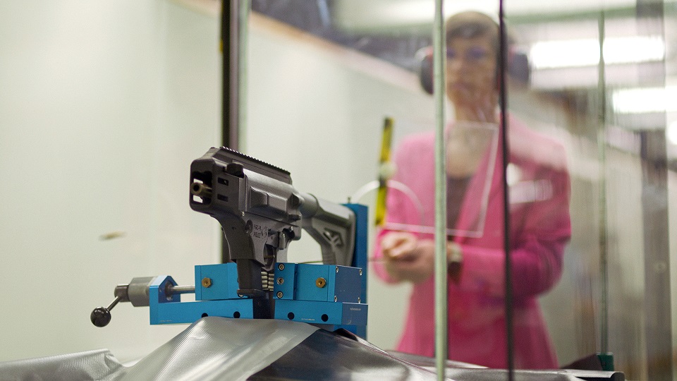 Im Kriminaltechnischen Institut des BKA werden Schusswaffen aus dem 3D-Drucker untersucht und getestet,